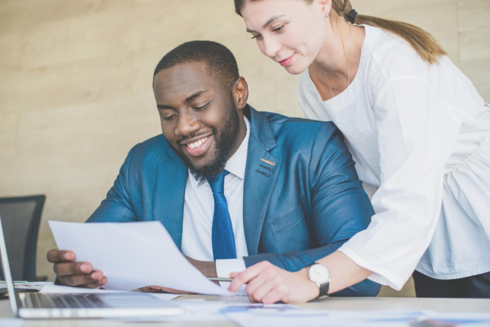 Arbeitsplatz mit Laptop, Finanzberichten und Notizen zu Unternehmensanalysen