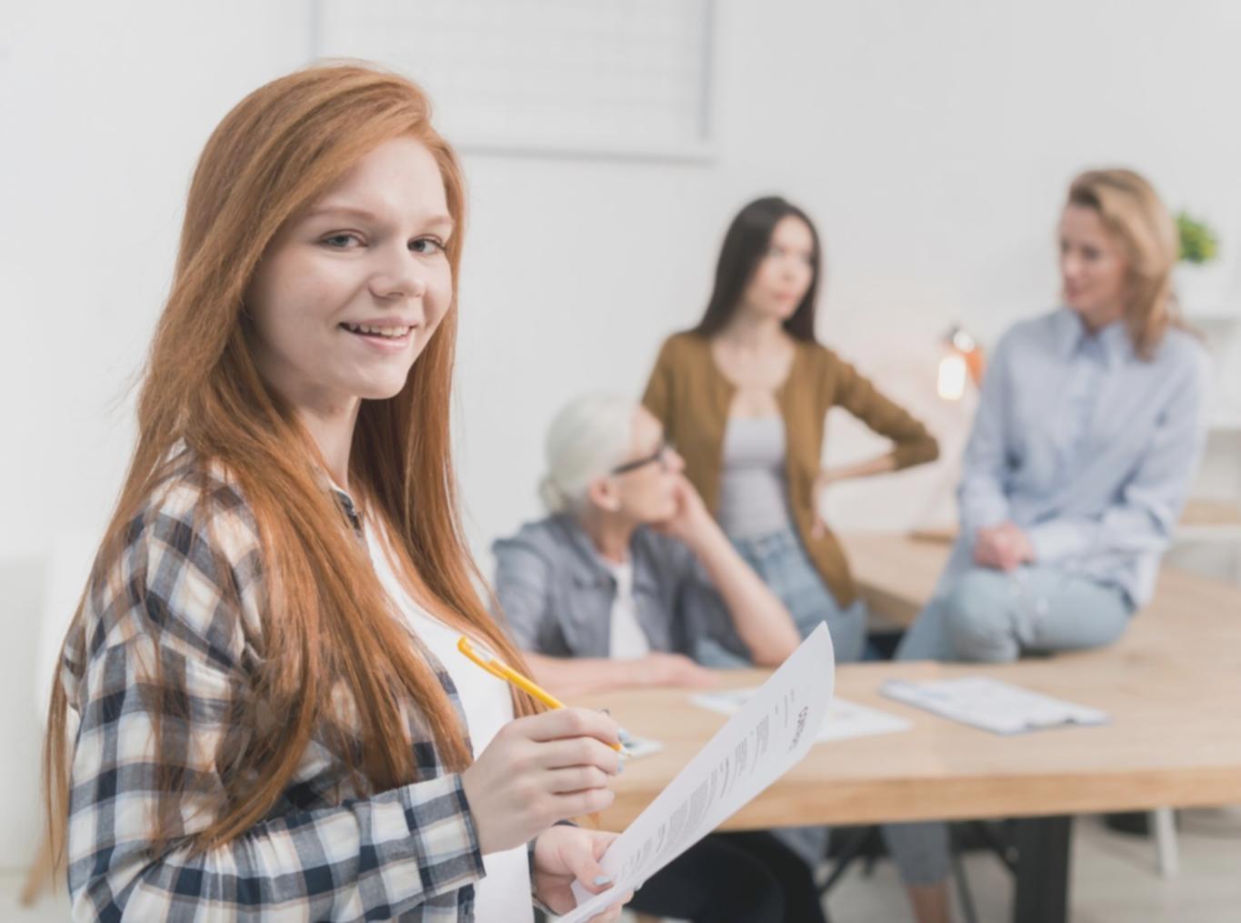 Finanzanalyse Arbeitsplatz mit Dokumenten und Laptop