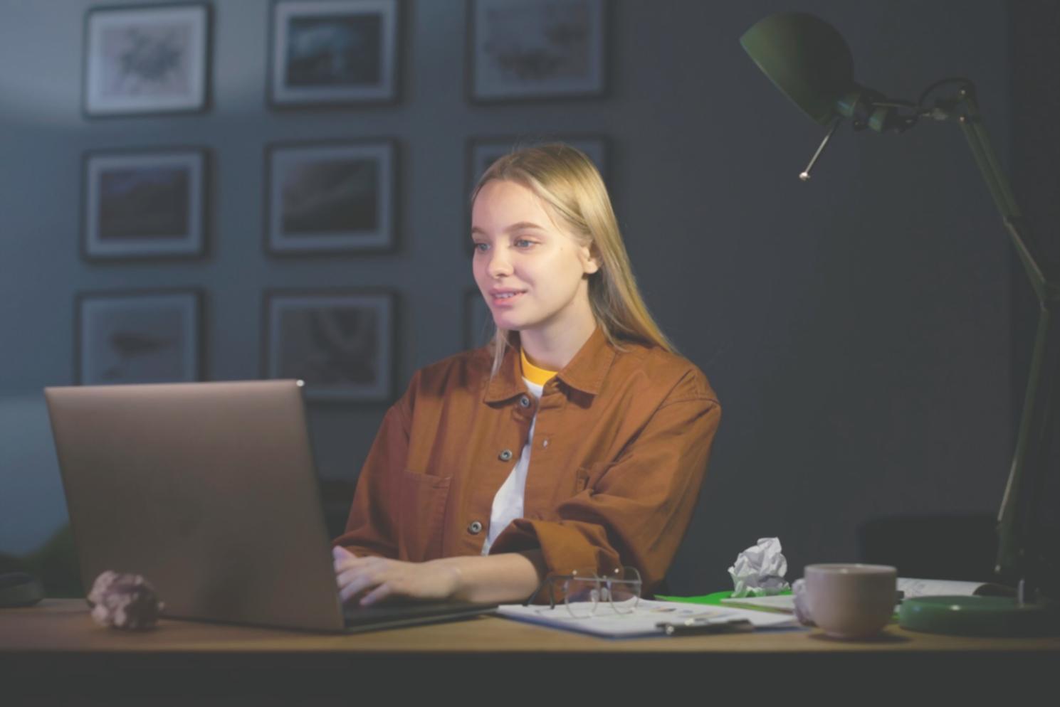 Teamarbeit im Büro bei Finanzanalyse